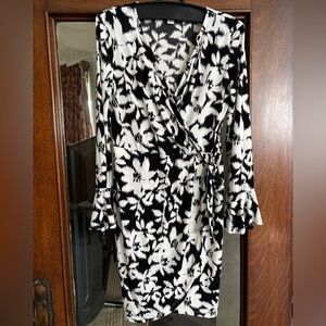 London Times Black and White Floral Long Sleeve Dress